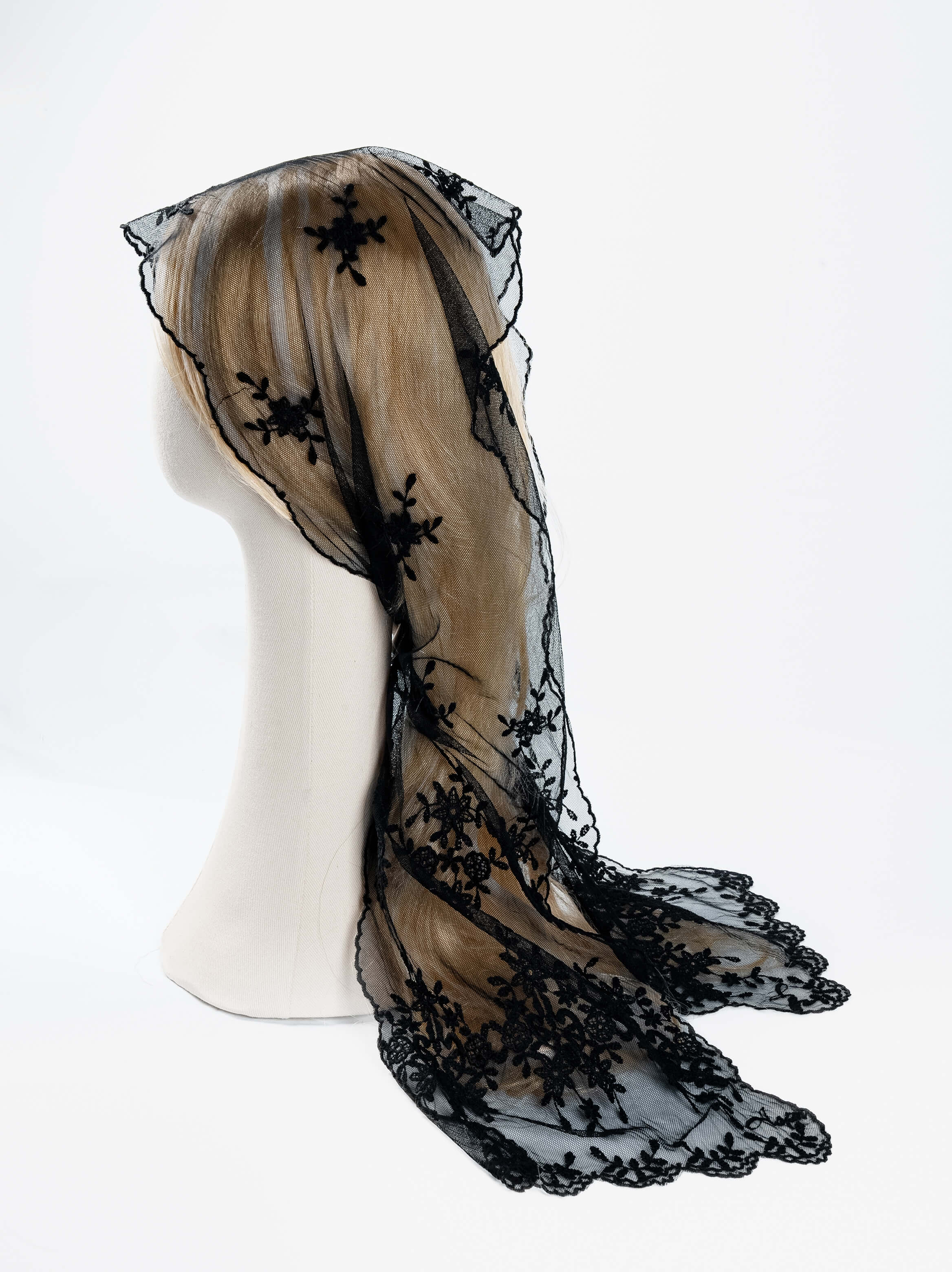 Floral Cluster Scallop Lace Scarf
